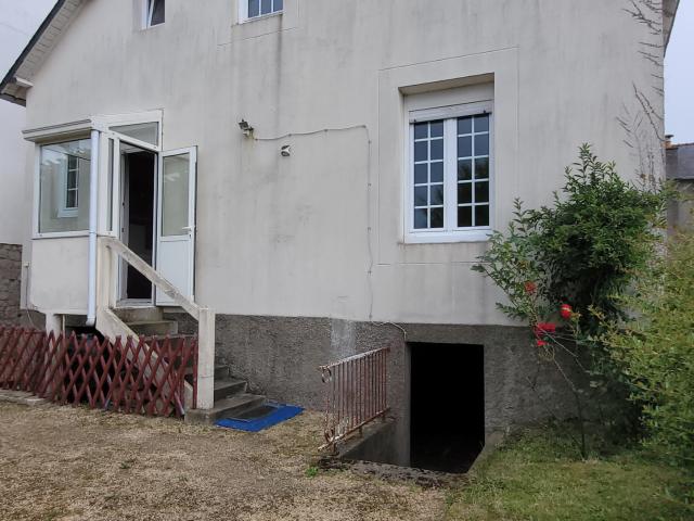 Maison en pierre proche de la gare, beaux volumes, sur terrain clos et arboré