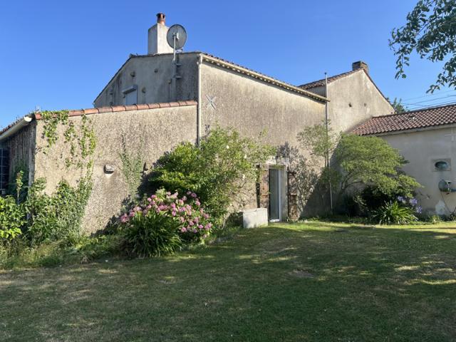 Maison en pierre proche du centre de Sainte Hermine THIRE