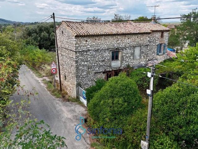 Maison en pierre, remise et piéces aménageables