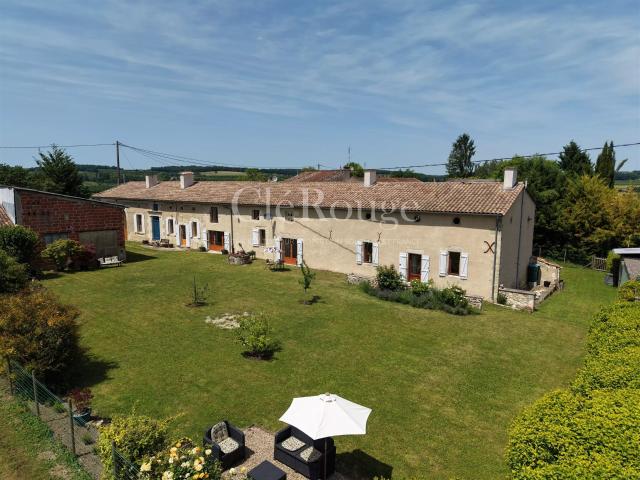 Maison en pierre rénovée, à quelques pas de Duras 237m² Duras