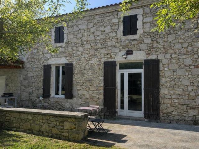 Maison en pierre rénovée alliant charme de l'ancien et confort moderne