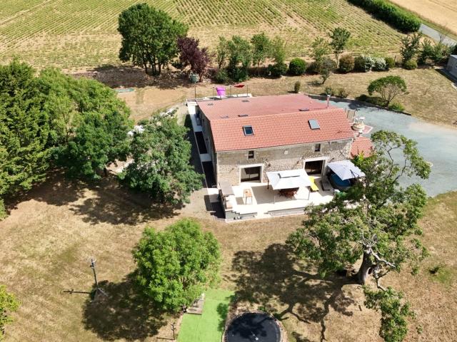 Maison en pierre rénovée avec 4 chambres 229m² Sainte Pexine