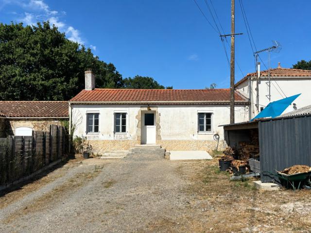 'Maison en pierre rénovée avec cheminée, jardin clos et terrasse Au calme, entre le Lac du Jaunay et les pla