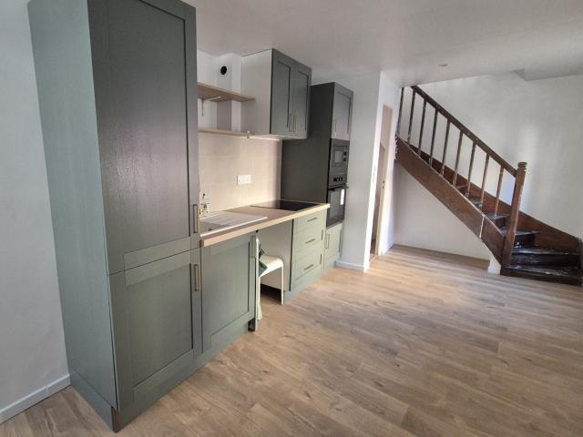 Maison en pierre rénovée avec courette en centre bourg