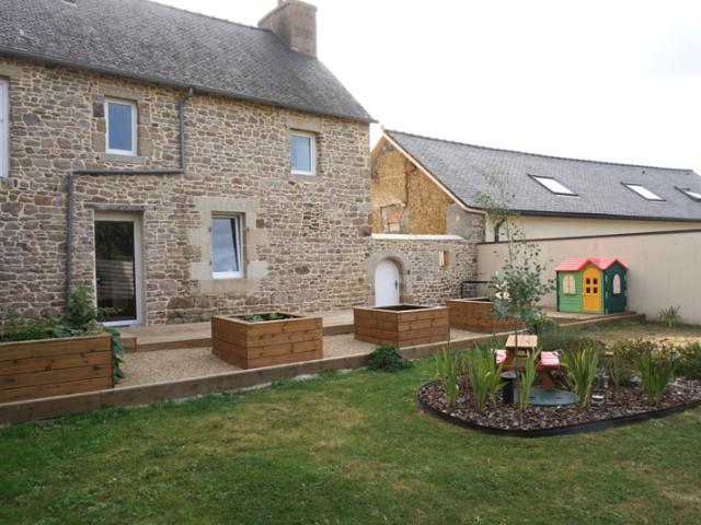 Maison en pierre rénovée avec dépendances