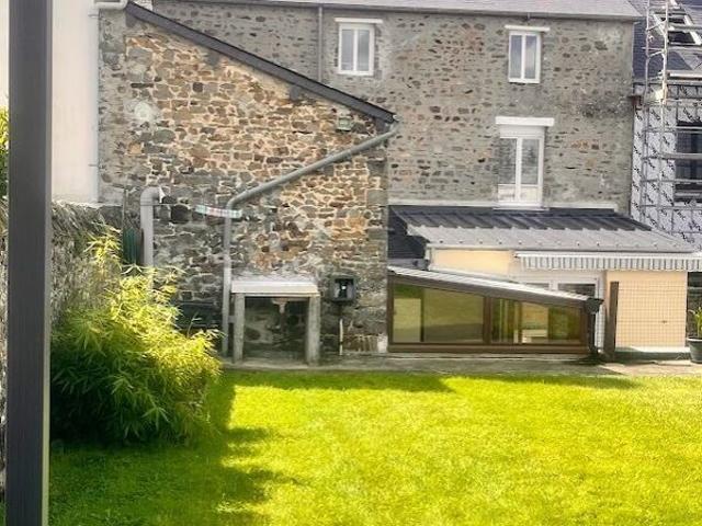 Maison en pierre rénovée avec garage, atelier et jardin Centre de La Haye du Puits
