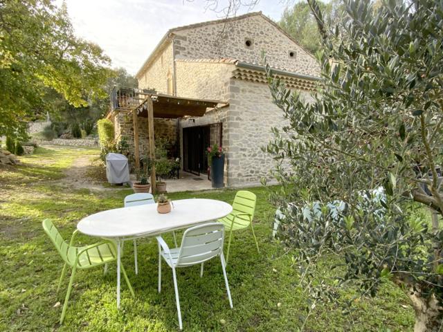 Maison en pierre rénovée avec jardin arboré