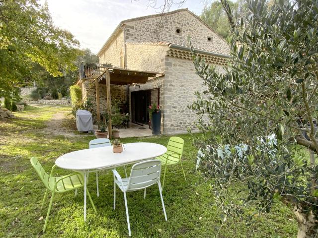 Maison en pierre rénovée avec jardin arboré