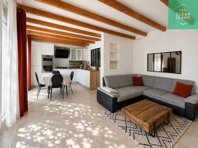 Maison en pierre rénovée avec jardin et garage