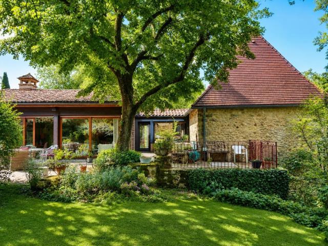 Maison en pierre rénovée avec parc arboré, vie de plain pied. 220m² Cénac et Saint Julien