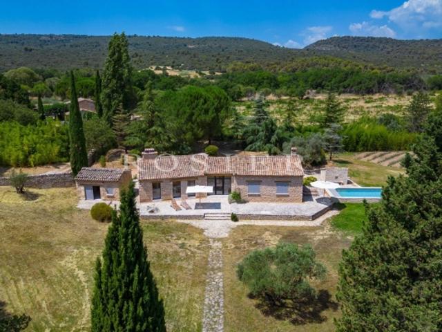 Maison en pierre rénovée avec piscine et jardin paysager à Gordes