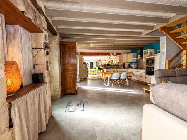 Maison en pierre rénovée avec piscine et local type loft indépendant