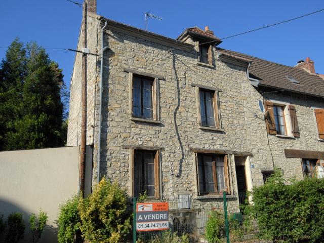 Maison en pierre rénovée de 3 chambres, sur cave, stationnement
