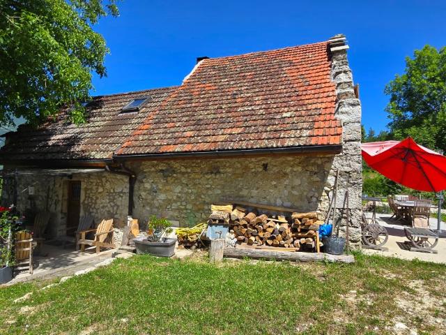 Maison en pierre rénovée de 90 m2 habitables sur 4 500 m2 de terrain