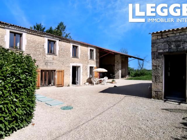 Maison en pierre rénovée de 4 chambres avec gîte 2 chambres, dépendances et jardin