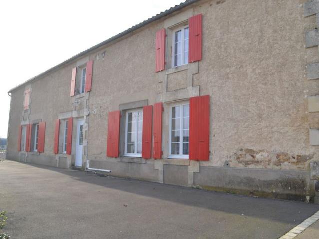 Maison en pierre rénovée d'environ 260m2 avec vaste espace d