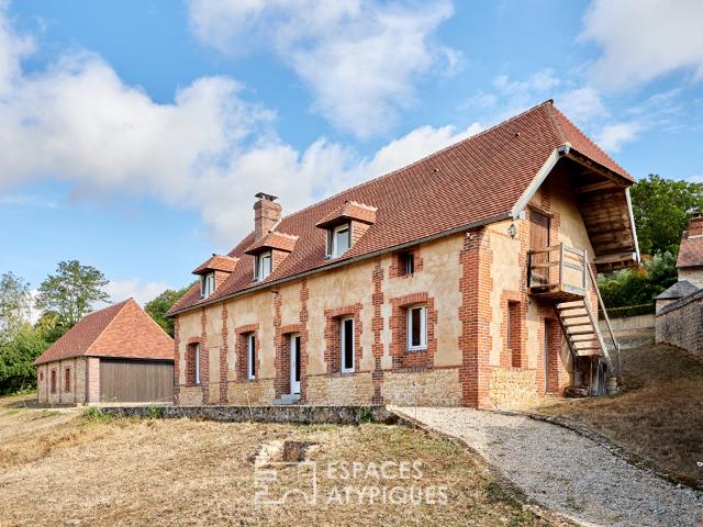Maison en pierre rénovée et dépendances face au paysage vallonné