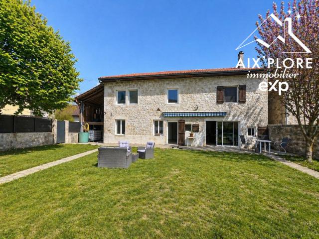 Maison en pierre rénovée – Terrasse, terrain, vue dégagée
