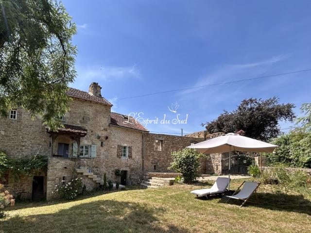 Maison en pierre restaurée de 3 chambres avec gîte, grange à 134m² Parisot