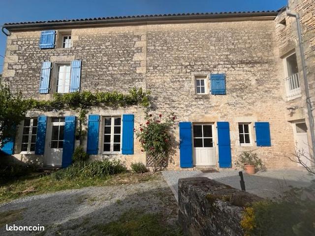 Maison en pierre St Maxire 166 m² terrain préau dépenances