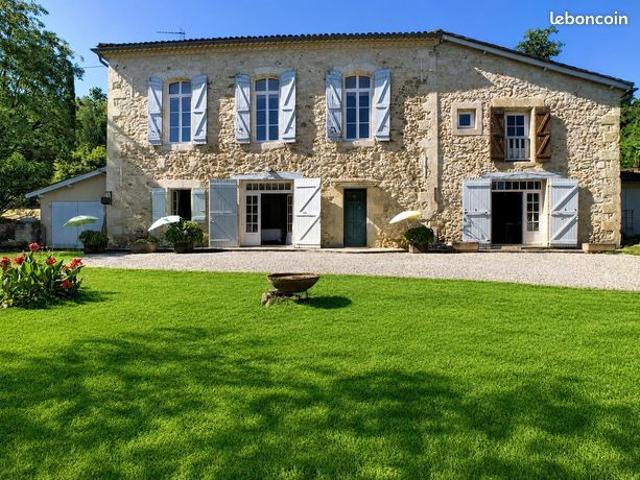 Maison en pierre sur 1 hectare de terrain à 800 m du centre