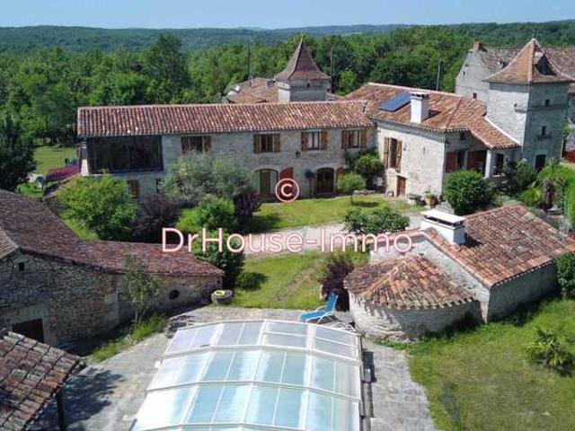 Maison en pierre sur 2 niveaux avec 2 annexes, piscine et four à pain