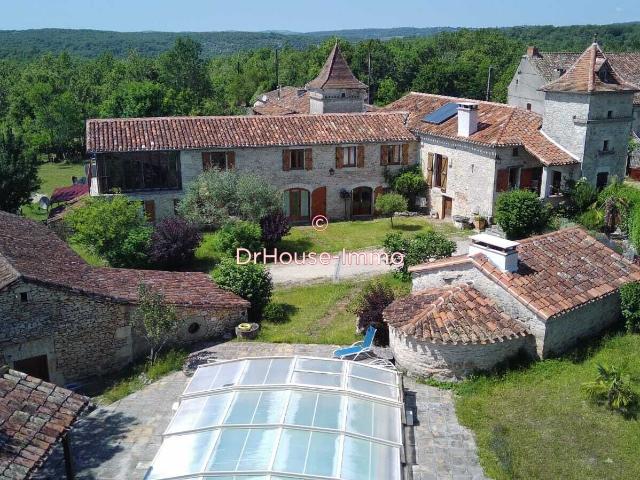 Maison en pierre sur 2 niveaux avec 2 annexes, piscine et four à pain