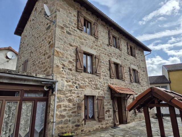 Maison en pierre sur trois niveaux avec dépendances et terrain