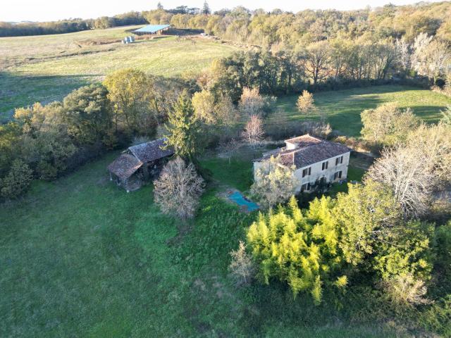 Maison en pierre sur plus de 3ha avec dépendance 176m² Auch