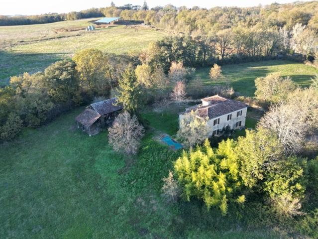 Maison en pierre sur plus de 3ha avec dépendance