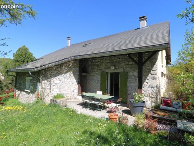Maison en pierre T5 125 m² habitables + dépendances sur 3583 m² terrain