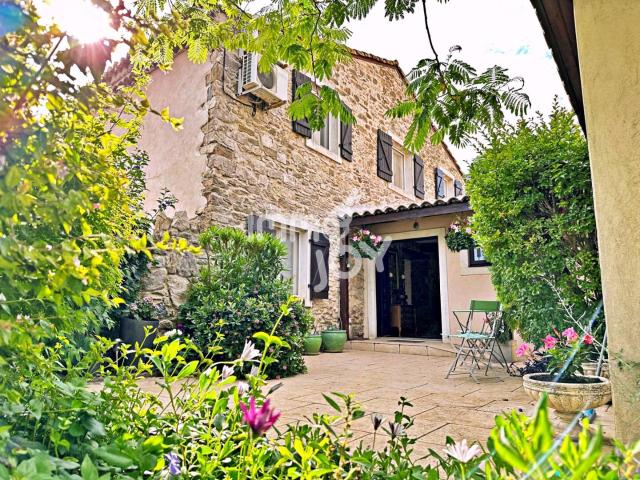 Maison en pierre T7 de 155 m², piscine, jardin, dépendances