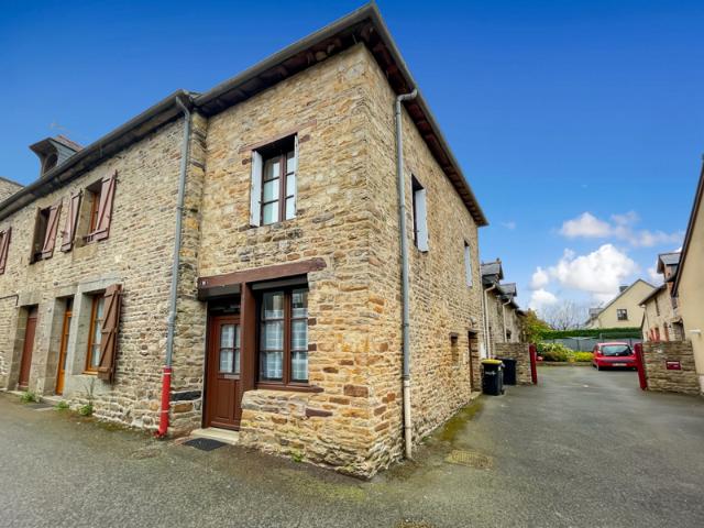 Maison en pierre T3 meublée avec courette en centre bourg