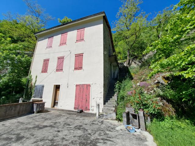 Maison en pierre 168m2, 11 pièces, terrasse et terrain à Car