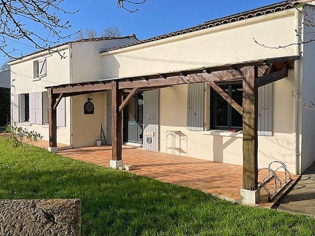 Maison en pierre 188 m² terrain 9 000 m², piscine, 5 chambres, garage, dépendances