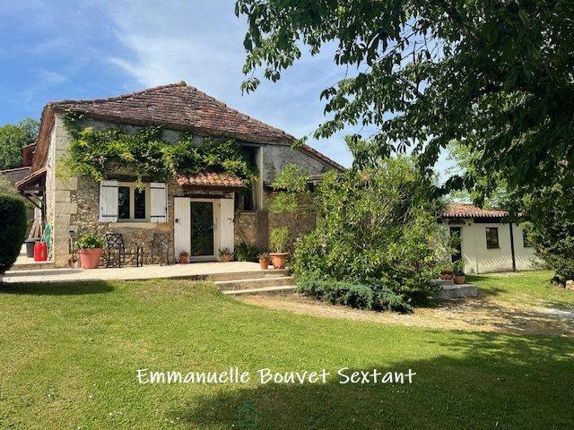 Maison en pierre, 3 chambres, 2 sde, piscine, agréable terrain avec vue dégagée de 2523 m2