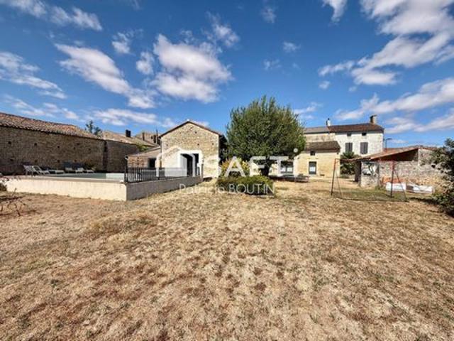 MAISON EN PIERRE 3 CHAMBRES + BUREAUX, DÉPENDANCES PISCINE ET JARDIN