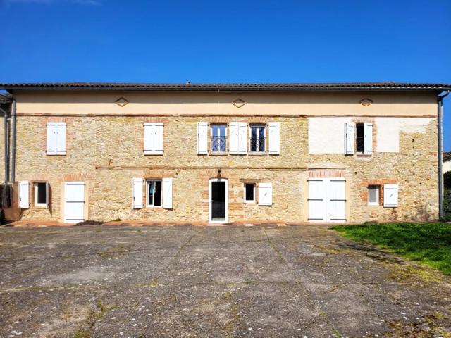 Maison en Pierre 430m² + Maison T2 de 37m², 3500m² de Terrain