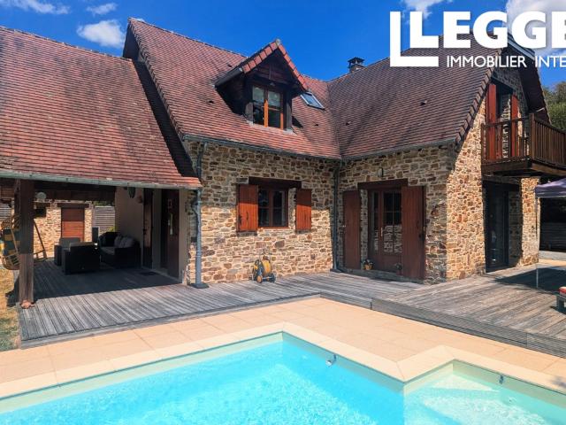 Maison en pierre 4 ch avec piscine dans un cadre villageois. Élégants intérieurs & extérieur exceptionnel