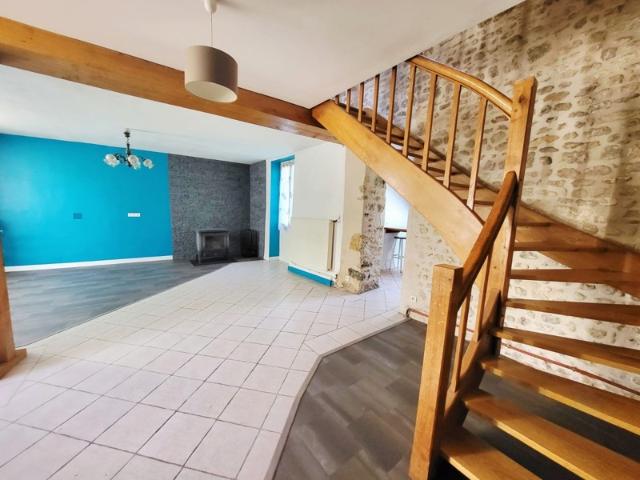 Maison en pierre 4 chambres, grange et jardin
