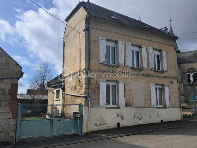 MAISON EN PIERRE – 5 CHAMBRES – VIE DE PLAIN PIED – COUR FERMÉE – 160 000 €