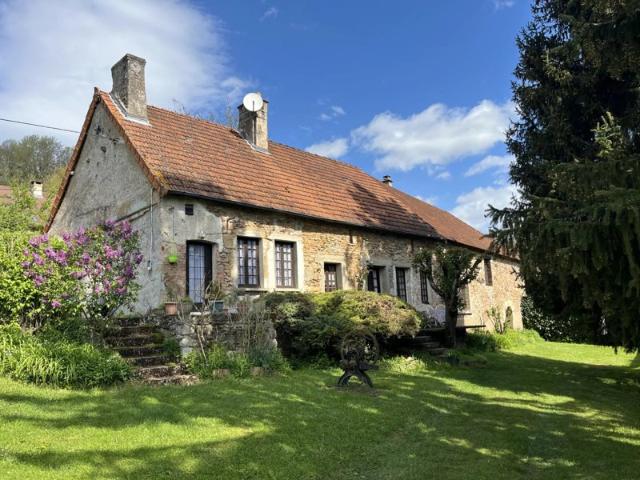 Maison en pierre 93 m2 sur grand terrain arboré