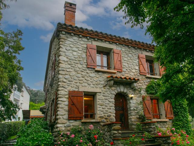 Maison en pierres 4 faces piscine