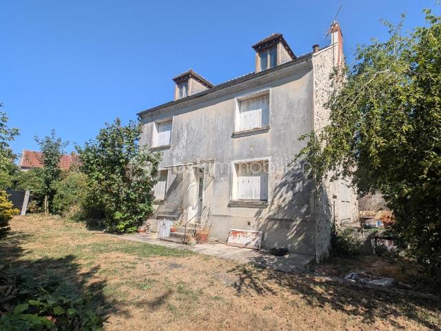 Maison en pierres à fort potentielle à réhabiliter. Fort potentiel