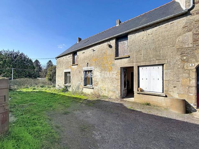 Maison en pierres à rénover, campagne, dépendance, grand terrain située à LA BOUSSAC