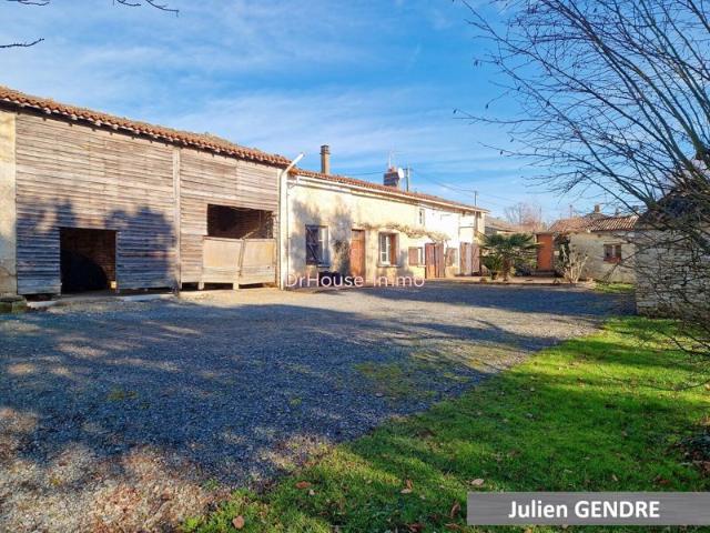 Maison en pierres à rénover avec grange et dépendances sur parcelle de 2723 m2