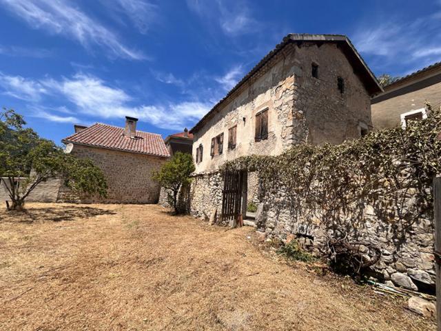 Maison en pierres à rénover avec jardin
