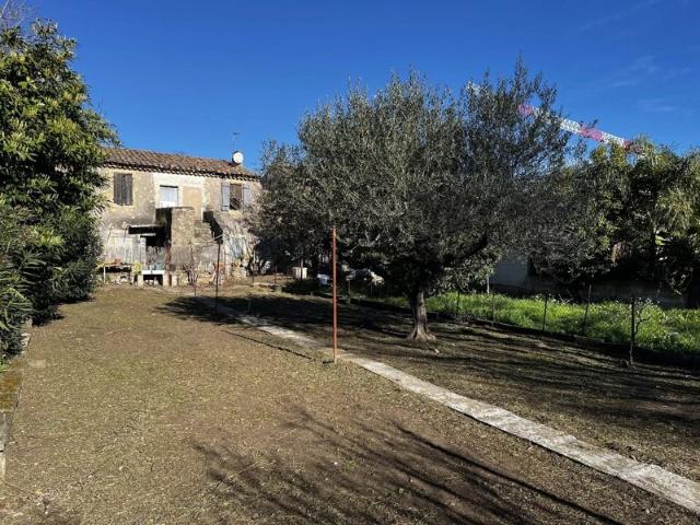 Maison en pierres à rénover avec joli jardin de 310 m²