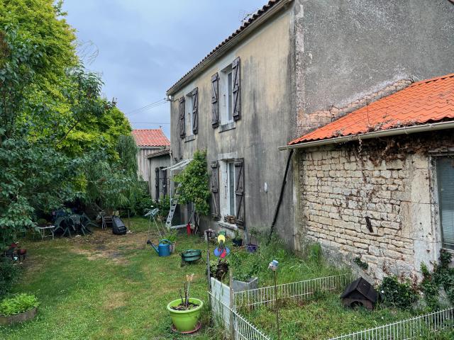 Maison en pierres à rénover Ste Etienne de Brillouet 85210