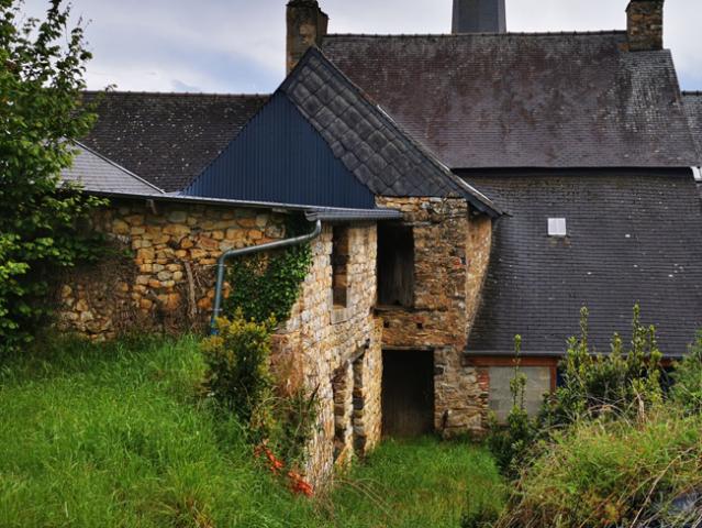 Maison en pierres à rénover sur terrain constructible d'envi